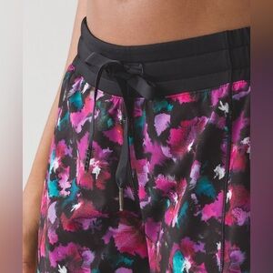Lululemon Hotty Hot Short in
Mini Midnight Bloom Black Deep Fuschia / Black
